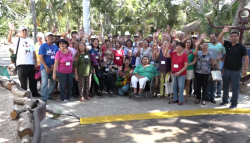 Abuelos pasean por el Acuario