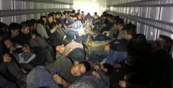 Policía intercepta 101 migrantes hacinados en dos camiones
