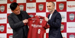 Iniesta, presentado en Japón ante más de dos centenares de periodistas