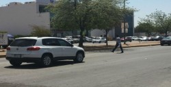 Complicado y de riesgo cruzar boulevard frente a la USE