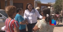 A pie saluda a la gente
