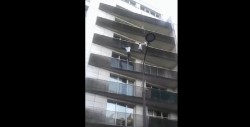 Inmigrante escala edificio y salva a un niño de caer de un balcón