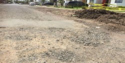 Baches y pavimento irregular en fraccionamiento Rincón Real