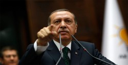 Macron cree "inaceptable" el ataque a la revista que llamo dictador a Erdogan