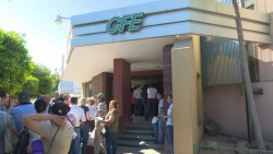 Se manifiestan por altos cobros de la CFE