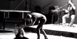 Vocalista de Jarabe de Palo pide a fan que no tome fotografías