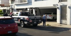 Automóvil baleado en domicilio