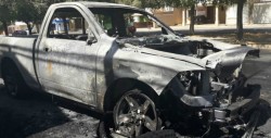 Se incendia camioneta y  desaparece el dueño