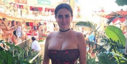 #Foto Celia Lora muestra su abdomen en bikini