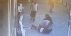 #Video Defiende a mujer en plena calle noqueando a su agresor de un cabezazo