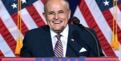 Giuliani dice que Trump "probablemente" podría indultarse a sí mismo