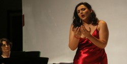 Convocan a cantantes líricos