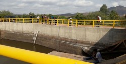 Encuentran cuerpo flotando en canal