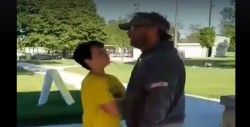 #Video Niño agrede a un adulto y este utilizó la fuerza para apartarlo