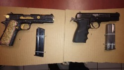 Detienen a dos con pistolas