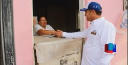 Atiende candidato peticiones