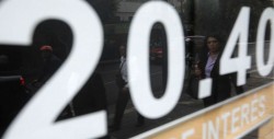 Cae peso frente al dólar por tensión comercial con EU
