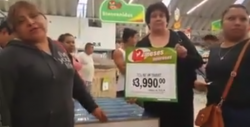 #Video Clientes demandan que se respete precio de pantallas a 3 mil 990 pesos