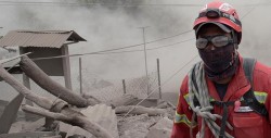 Realizan nuevas evacuaciones por volcán de Fuego