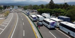Campesinos bloquean autopista, exigen apoyos para el campo