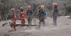 Brigadas rescatan seis cadáveres y cifra de muertos aumenta a 82 en Guatemala