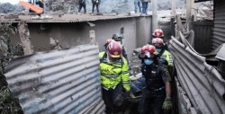 Suspenden rescates por mal clima en Guatemala tras erupción de volcán Fuego