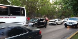 Daños materiales deja accidente automovilístico