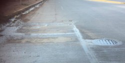 De nueva cuenta rebosa aguas negras en Blvd. Conquistadores
