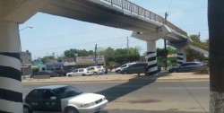 Cae joven de puente de Urías