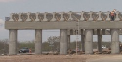 Avanza construcción de puente sobre La Costerita