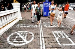 China crea el primer carril peatonal para los que siempre ven su celular