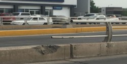 Siguen sin reparar barandal de paso a desnivel Lola Beltrán