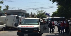Aparatoso choque entre dos camiones en Culiacán deja varios heridos