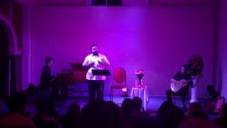 Le cantó a las flores de su vida...