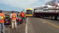 Arrolla tráiler a un auto sobre la México 15