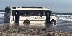 #Video Chofer se mete con todo y camión a playa de Navolato