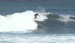 Surfos aprovechan las olas