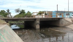 Limpios puntos críticos de canales y arroyos