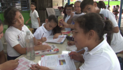 Toman clases afuera de aulas