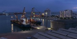 Instalan grúas para descargar buques que arriben al Nuevo Puerto de Veracruz