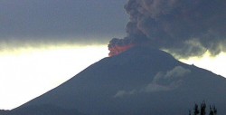 Popocatépetl emite fumarola de dos kilómetros de altura