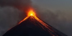 Volcán de Fuego de Guatemala con 7 explosiones por hora y sigue búsqueda víctimas