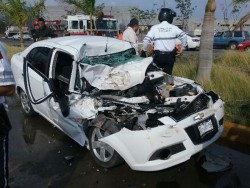 Tras choque mujer resulta herida
