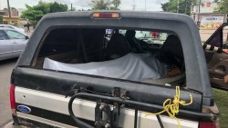 Trasladan un cuerpo a la funeraria en camioneta particular