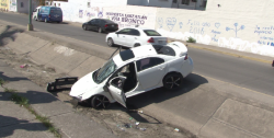 Se vuelca automóvil a canal pluvial por la Av. Francisco Solís