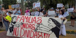 Mexicanos claman ante embajada de EU: Trump a la jaula, niños a la escuela