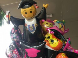 Tiempo de graduaciones, alrededor muchos se ganan la vida