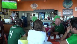 Se reúnen en restaurantes a ver el partido de la selección