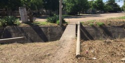 No han colocado protección en puente peatonal