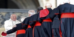 El papa nombra a 14 cardenales y les insta a no creerse superiores a nadie
